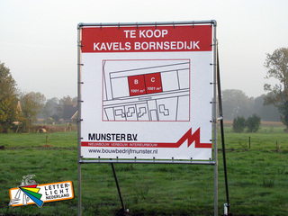 Vrijstaand buizenframe met spandoek